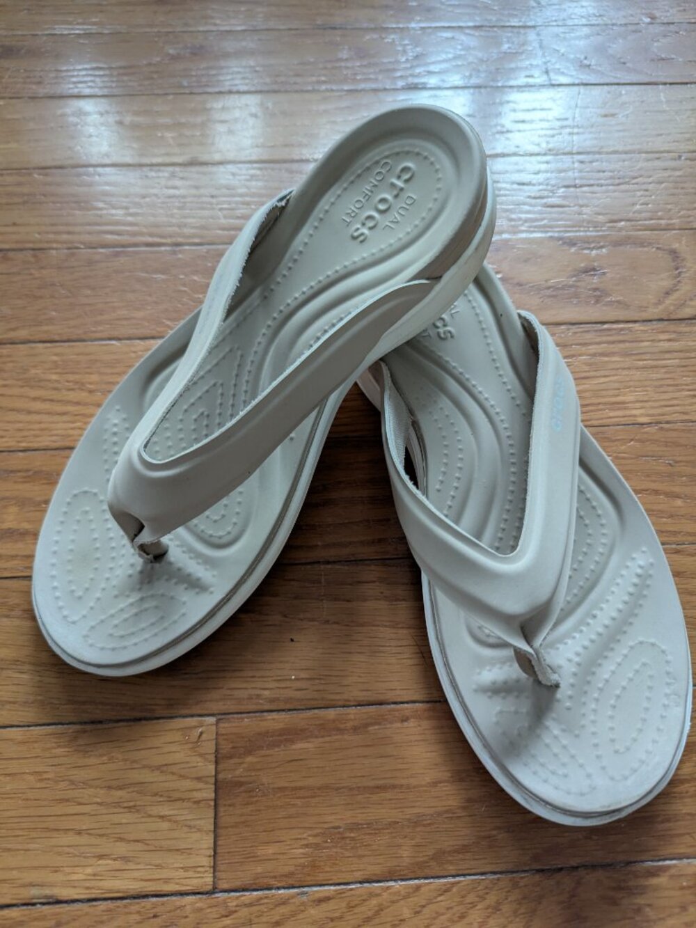 Crocs Comfort Women's Thong Flip Flops Light Gray Solid Sandals Size 7